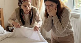 “Genç gelin her gün çarşafları değiştiriyordu—ta ki kayınvalidesi battaniyeyi kaldırıp altındaki kanı görene kadar…”