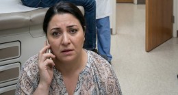 Onları görünce donakaldım—kocamın sırtında, sanki oraya bir şey konmuş gibi kümelenmiş, onlarca minik kırmızı kabarcık vardı. “Muhtemelen bir döküntüdür,” diye mırıldandı, durumu geçiştirmeye çalışarak. Ama midem bulandı. Klinikte doktor yaklaştı, sonra garip bir şekilde hareketsiz kaldı. Dudakları aralandı, gözlerinin rengi soldu. Fısıldadı, “Eve gitmeyin. Polisi arayın. Hemen.”