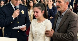 Öğretmen Mezuniyet Elbisemle Alay Ederken Kapıdan Giren Polis Herkesi Susturdu: O Kumaşın Arkasındaki Sır!