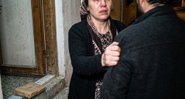 Mezuniyet Balosuna Babasının Eski Gömlekleriyle Katıldı: Sınıf Arkadaşları ‘Paçavra’ Diyerek Gülerken Okul Müdürü Mikrofonu Aldı ve Herkes Olduğu Yere Çakıldı!