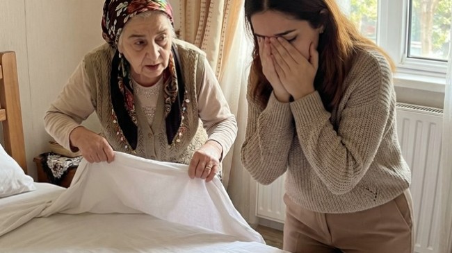 “Genç gelin her gün çarşafları değiştiriyordu—ta ki kayınvalidesi battaniyeyi kaldırıp altındaki kanı görene kadar…”