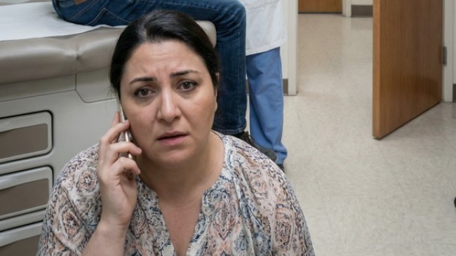 Onları görünce donakaldım—kocamın sırtında, sanki oraya bir şey konmuş gibi kümelenmiş, onlarca minik kırmızı kabarcık vardı. “Muhtemelen bir döküntüdür,” diye mırıldandı, durumu geçiştirmeye çalışarak. Ama midem bulandı. Klinikte doktor yaklaştı, sonra garip bir şekilde hareketsiz kaldı. Dudakları aralandı, gözlerinin rengi soldu. Fısıldadı, “Eve gitmeyin. Polisi arayın. Hemen.”