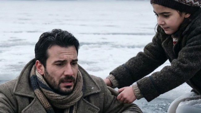 Pahalı bir palto giymiş bir adam buzun içine düştü ve herkes yanından geçip gitti; sadece yedi yaşındaki bir kız yardım etmeye cesaret etti: buzun üzerine yattı ve atkıyı çekmeye başladı, ve daha bir dakika geçmeden herkesin etrafında donmasına neden olan şey oldu…