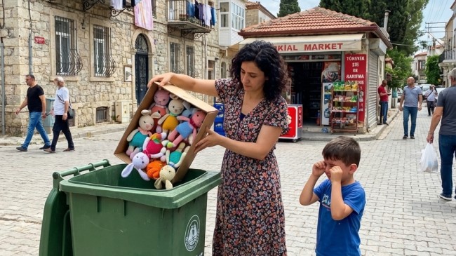 Öksüz Çocuğun 100 Umut Tavşanı Çöpe Atıldığında, Babasının Getirdiği Tek Bir Kağıt Parçası Her Şeyi Değiştirdi