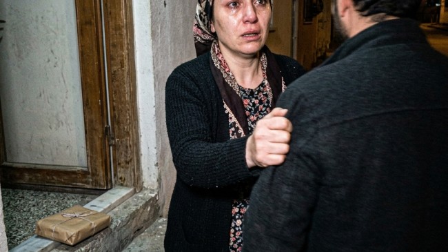 Mezuniyet Balosuna Babasının Eski Gömlekleriyle Katıldı: Sınıf Arkadaşları ‘Paçavra’ Diyerek Gülerken Okul Müdürü Mikrofonu Aldı ve Herkes Olduğu Yere Çakıldı!