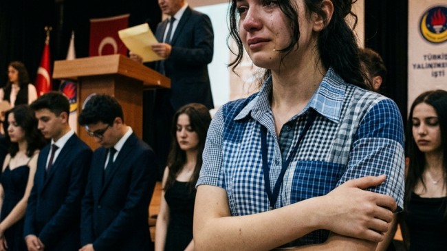 Babasının Eski Gömleklerinden Elbise Dikip Mezuniyete Gitti: Arkadaşları Kahkahalarla Gülerken Müdürün Sözleri Salonu Buz Kesti!