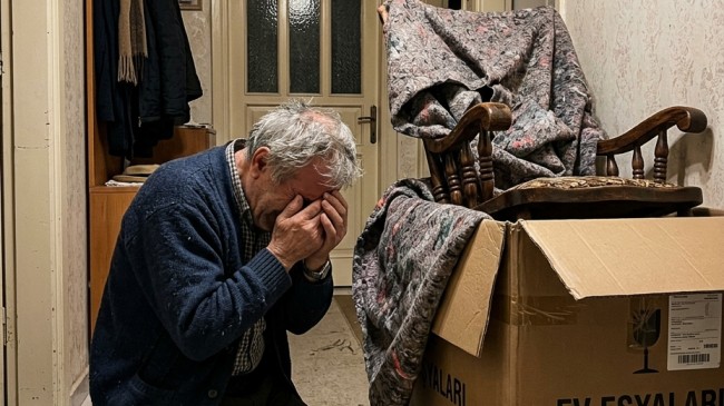 Üvey Kızım 5 Yıldır Benimle Konuşmuyordu: Kapıma Bıraktığı Devasa Paketle Dünyam Başıma Yıkıldı!