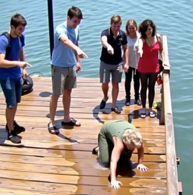 Torunum beni bir göle itti ve boğulurken güldü. “Bu kadar üzülme”