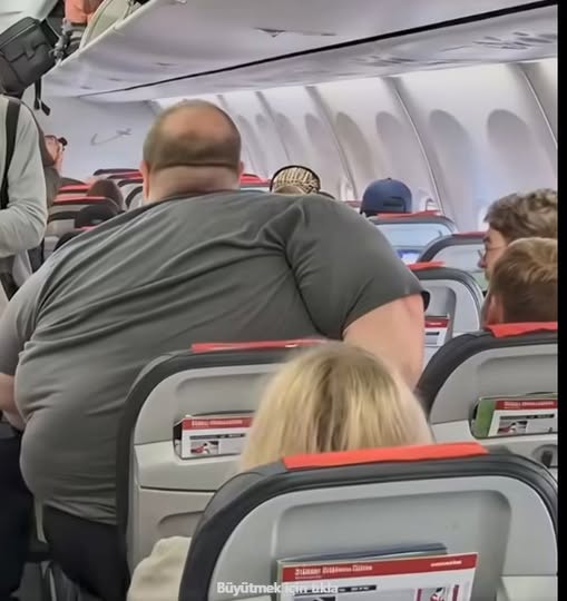 Uçak neredeyse tamamen yolcularla doluydu.