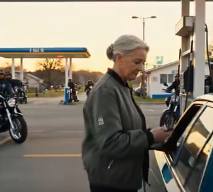 90 yaşındaki bir gazinin bir çeteye karşı yaşadığı aşağılanma… ta ki bir telefon her şeyi değiştirdi