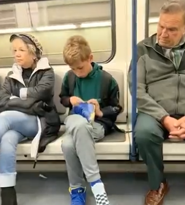 Bir çocuk çıplak ayakla trene bindi ve bir dakika sonra tanımadık bir adamın herkesin şokuna uğratan bir şey yaptı