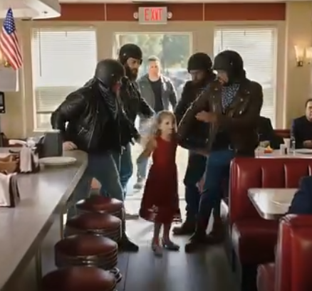 Küçük bir kız bisikletçilere koşarak bağırdı