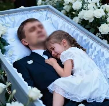 Cenaze töreninde, küçük bir kız babasının tabutuna tırmandı