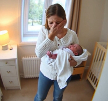 Dadı, bebeğin bezini her değiştirdiğinde garip izler fark etmeye başladı.