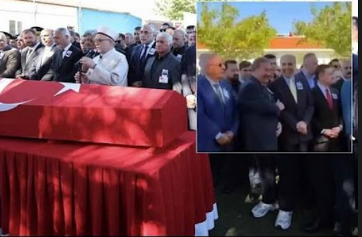 şehidin tabutun başındaki kişiler