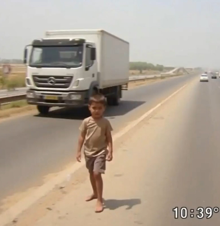 Bir polis memuru 3 yaşındaki bir çocuğun kirli giysiler içinde tek başına yürüdüğünü fark etti