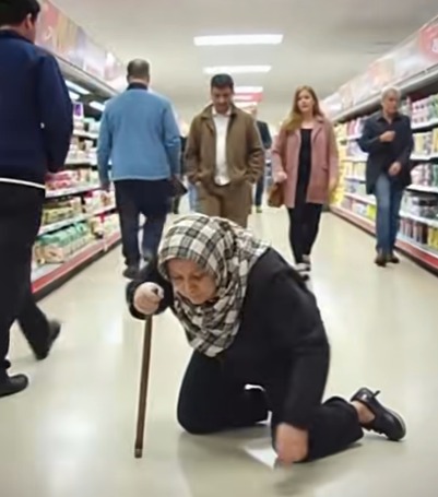 Yaşlı bir kadın süpermarketin ortasına düştü ama kimse onu kurtarmaya bile çalışmadı