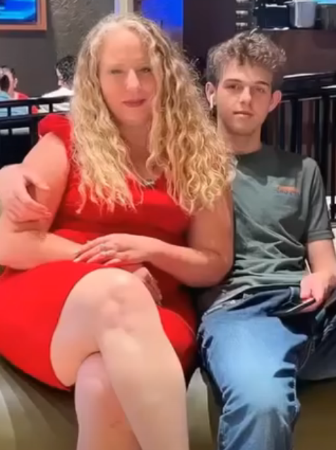 Annem ona sarıldığında neredeyse hiç gülümsemedi. Babam gözlerinin içine bile bakmadı.