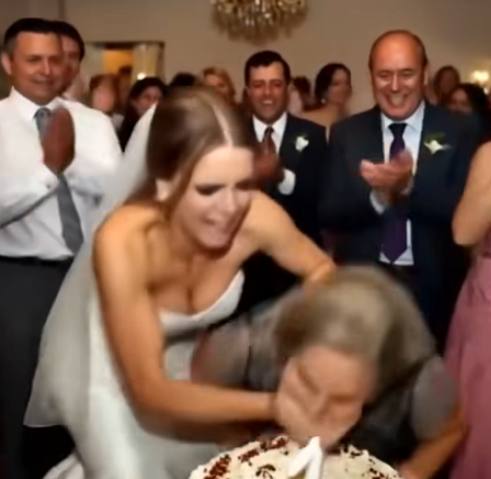 Damat şaşkına dönmüştü Gelin, kaynanasının yüzünü öfkeyle pastaya sokuyordu
