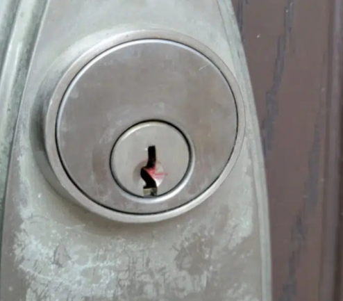 Evinizin Kilidindeki Kırmızı Mum Ne Anlama Geliyor Olabilir?