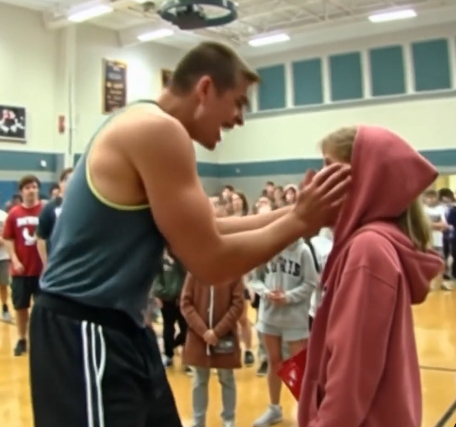 Lise zorbası tüm okulun önünde ona hakaret etti ve alay etmeye başladı