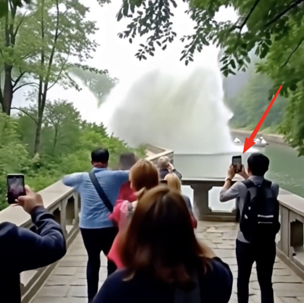 Bazen insanlar aptalca hareketler yaparlar. Tehlikeden kaçmak yerine video çekmeye öncelik veriyorlar.