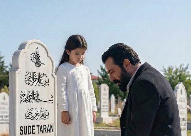 Küçük kızımın mezarı başında diz çökmekten yeni kalkmıştım ki eşim Sude, arkamdan neredeyse fısıltıyla konuştu