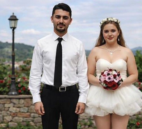 Düğün töreni sırasında birdenbire gelin elbisesinin altında bir şey hareket etti