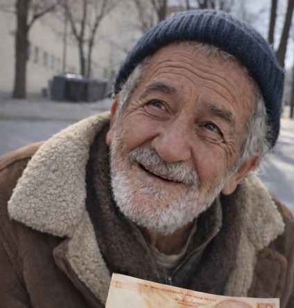 Her gün işe giderken yolumun üzerinde oturan evsiz bir adama birkaç lira verirdim