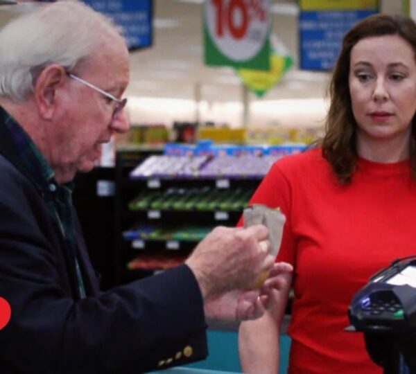 Yaşlı bir adamın temel ihtiyaçlarını karşılamasına yardım ettim; iki sabah sonra bir kadın gelip adamın son dileğini iletti.