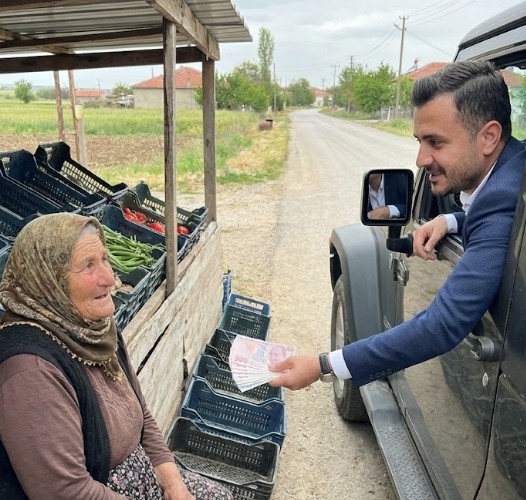 Köy yolunun kenarına her zamanki gibi küçük tahta kasamı koydum