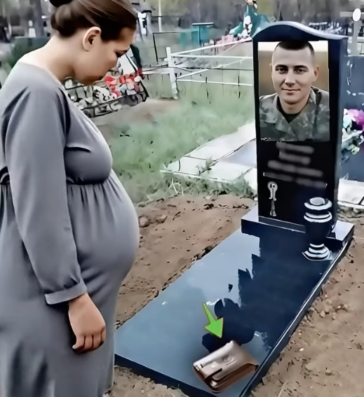 Hamile Bir Kadın Kocasının Mezarı Üzerinde Durduruyor… Orada Bulduğu Şey Onu Yıkıyor
