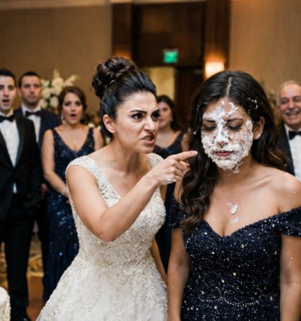 Ablam düğün pastasını bana fırlattı ve “Sadece ailemi davet ettim! Sen davetli değilsin!” diye bağırdı.