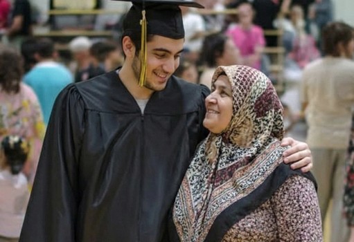 Sınıf arkadaşlarım, sırf annem çöpçü diye benimle hep dalga geçti