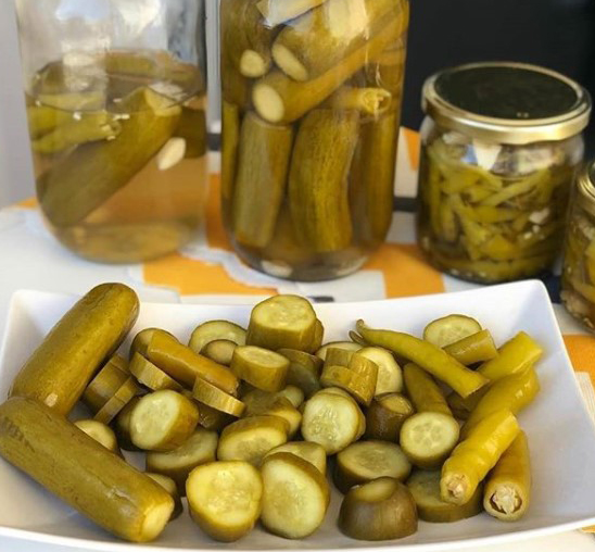 Yapımı Kolay Erimeyen Salatalık ve Biber Turşu Tarifi