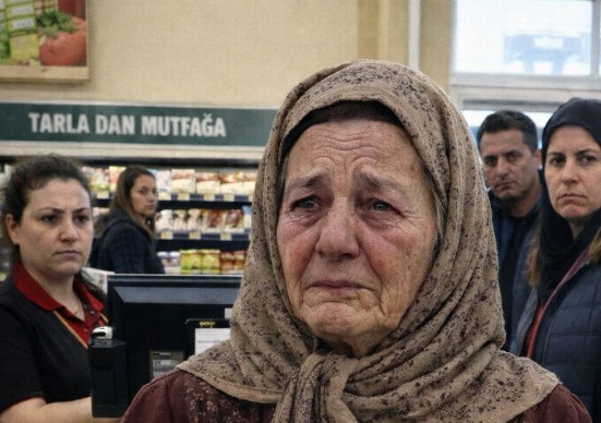Marketten zor durumda olan bir yaşlı kadının alışverişini ödedim – Üç gün sonra, kasiyer son isteğiyle kapıma geldi.
