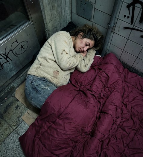 Kızım beni evden kovdu… Aylar sonra onu hamile halde, metroda yerde uyurken buldum.