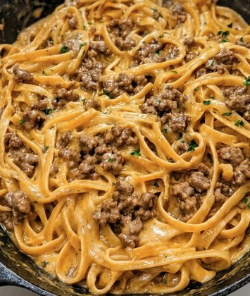 Kıymalı, Sarımsaklı Tereyağlı Kremalı Makarna: Tek Tencerede Kolay ve Rahatlatıcı Bir Yemek