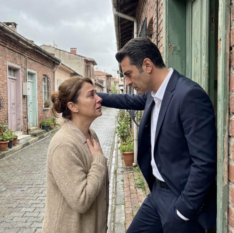 Milyoner, hiç beklemediği bir anda hizmetçisinin evini ziyaret etmeye karar verdi. O kapıyı açarak hayatını sonsuza dek değiştirebilecek bir sırrı keşfedeceğini asla hayal etmemişti.