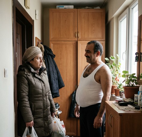 Her zamankinden iki saat önce eve geldim ve hemen yatak odamızdan garip sesler geldiğini duydum. İlk başta hırsızların daireye girdiğini sandım, ama o anda kocam yatak odasından çıktı