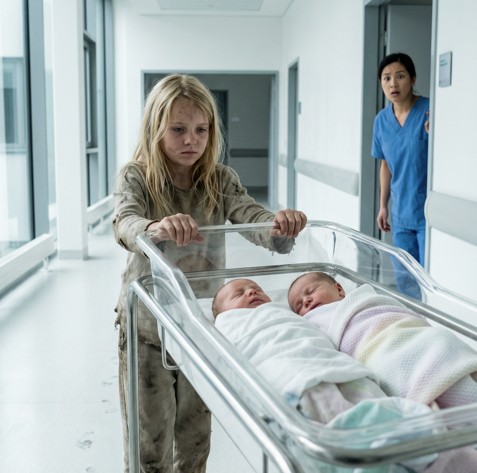 “Annem üç gündür uyuyor.” 7 yaşındaki bir kız çocuğu, yeni doğmuş ikiz kardeşlerini kurtarmak için kilometrelerce el arabası itti ve sonrasında yaşananlar tüm hastaneyi şaşkına çevirdi…