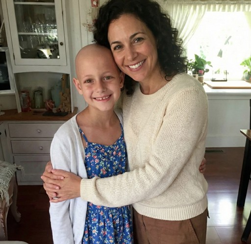 48 yaşındayım ve çocuk sahibi olamıyorum. Yıllarca evlat edinmeyi erteledikten sonra, sonunda bir yetimhaneye gittim ve lösemi hastası olan ve kimsenin istemediği 10 yaşında Lina adında bir kız çocuğu buldum.