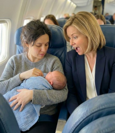 Uçakta kadının bebeği susmuyordu Ta ki 29 yaşlarında genç bir kadın onu emzirene kadar
