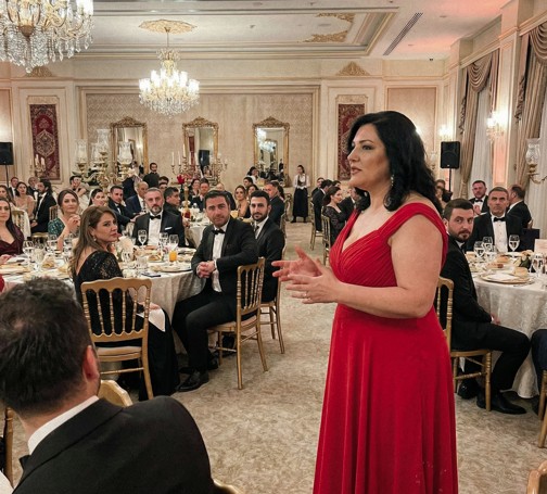 Düğünümde ikinci el bir gelinlik giydim. İnsanlar kıkırdadı… derken damadın annesi ayağa kalktı ve herkesi susturdu.