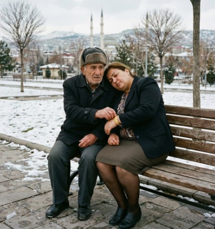 Sekreter toplantı sırasında aniden fenalaştı… Dışarı çıktı, bir banka oturdu. Gözlerini açtığında bileğindeki altın bileziği çıkarmaya çalışan yaşlı bir adam gördü