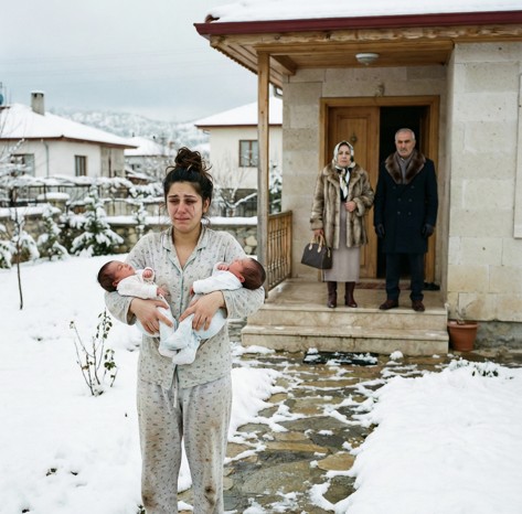 Kayınvalidem Leman, yüzüme tükürerek bağırdı. Kollarımda henüz on günlük ikiz kızlarım vardı. İncecik battaniyelere sarılı minik bedenleri titriyordu. Kar, İstanbul’un lüks bir sitesinin girişinde savruluyordu. Gece buz gibiydi.