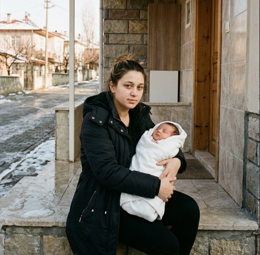 Yeni doğan bebeğimle hastaneden çıktığımda, hayatımın en mutlu günü olması gerekiyordu. Ama eve döndüğümde kapıdaki manzara beni sersemletti: kilitler değiştirilmişti.