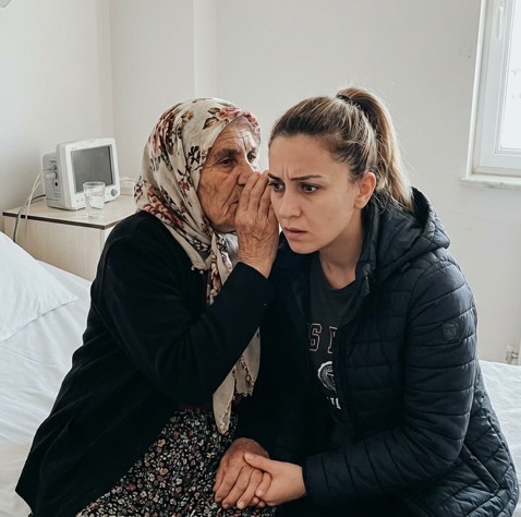 Kocam kırık bacakla hastanedeydi ve yan odada aynı yaralanmaya sahip yaşlı bir kadın vardı. Ona acıdım ve günde üç kez yemek getirmeye başladım