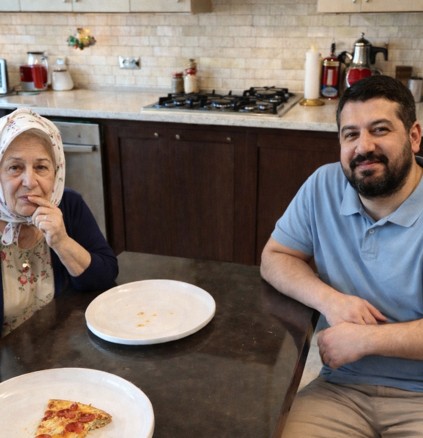 Kayınvalidem yemeğimi yiyor, kocam ise sadece gülüyor